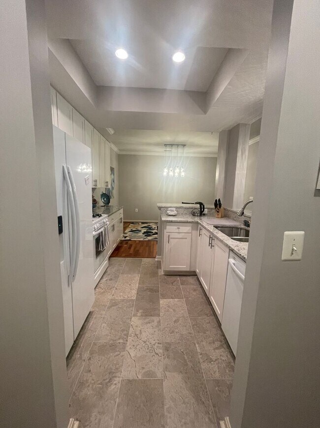 Building Photo - VERY WELL MAINTAINED 2 BEDROOM AND 2 BATHR...