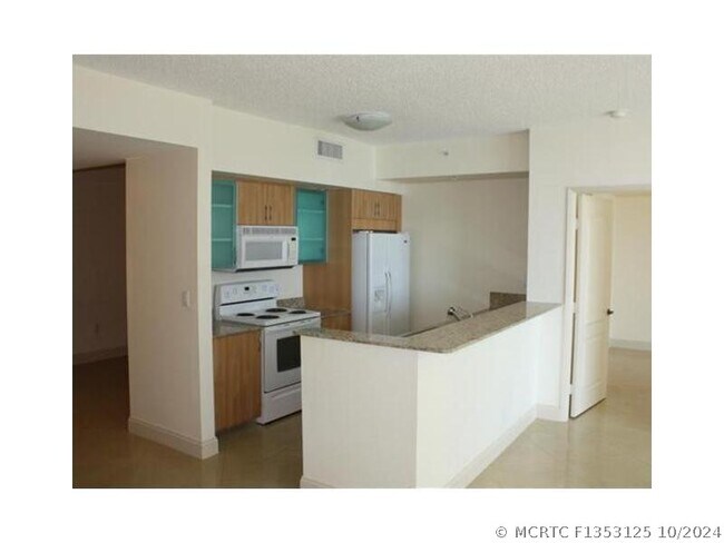 Foto del edificio - 17555 Atlantic Blvd