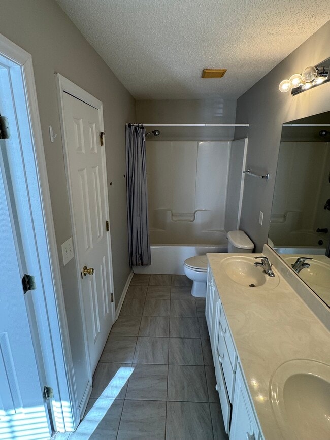 Building Photo - 3335 Kensington Pl