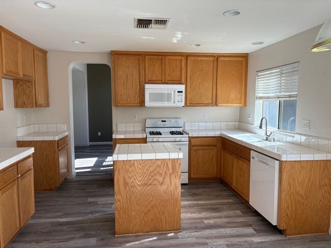 Building Photo - 4 bedroom 3 bathroom home with bedroom and...