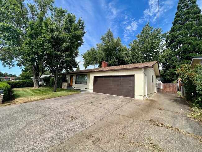 Building Photo - 578 N 5th St