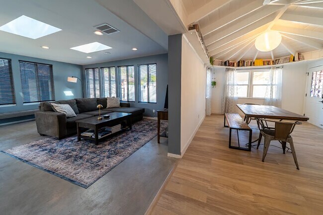 Foto del edificio - 15745 Leadwell St