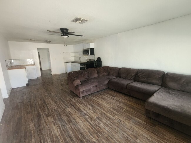 Building Photo - Great location with large yard