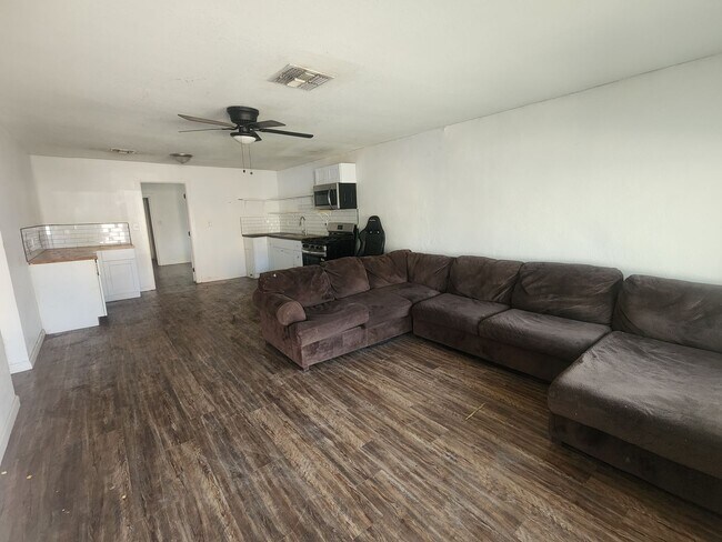 Foto del edificio - Great location with large yard