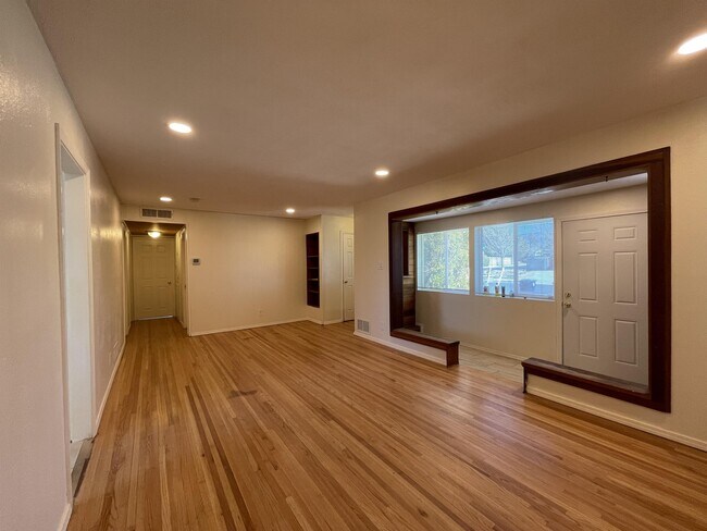 Building Photo - 2735 San Pablo St NE