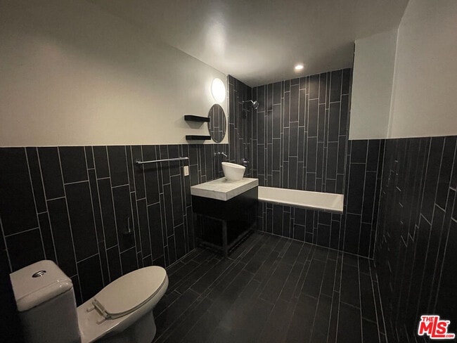 Foto del edificio - 727 W 7th St