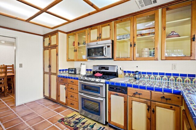 Foto del edificio - Spacious Two Bedroom Condo in Gated Commun...