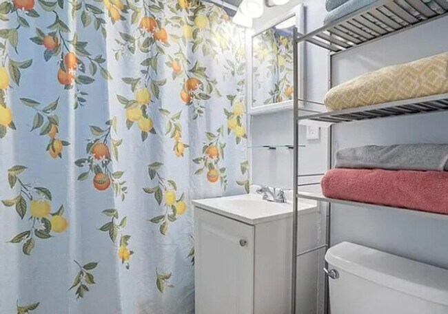 Foto del edificio - Two Bedroom One Bath Downtown Bungalow