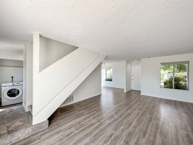 Foto del edificio - Beautiful 3BD/2BA Townhouse in Bay Terrace...