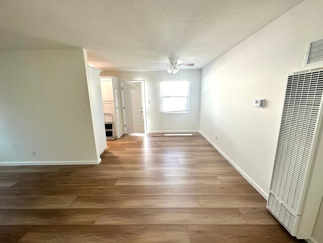 Foto del edificio - 6032-6040 Woodland St
