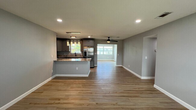 Building Photo - Stunning NEWLY RENOVATED 3 Bedroom and 2 B...