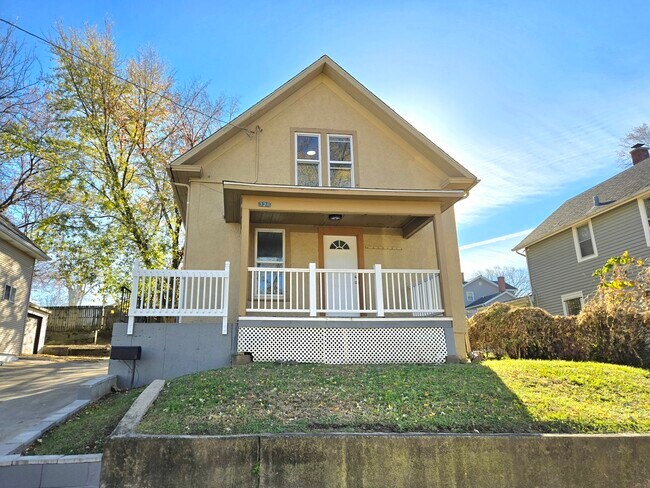 Building Photo - 328 Rosewood Ave