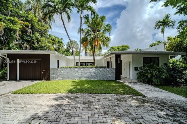Building Photo - 1825 Alamanda Dr