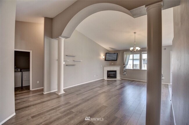 Foto del edificio - Beautifully Updated Rambler in Gated Commu...