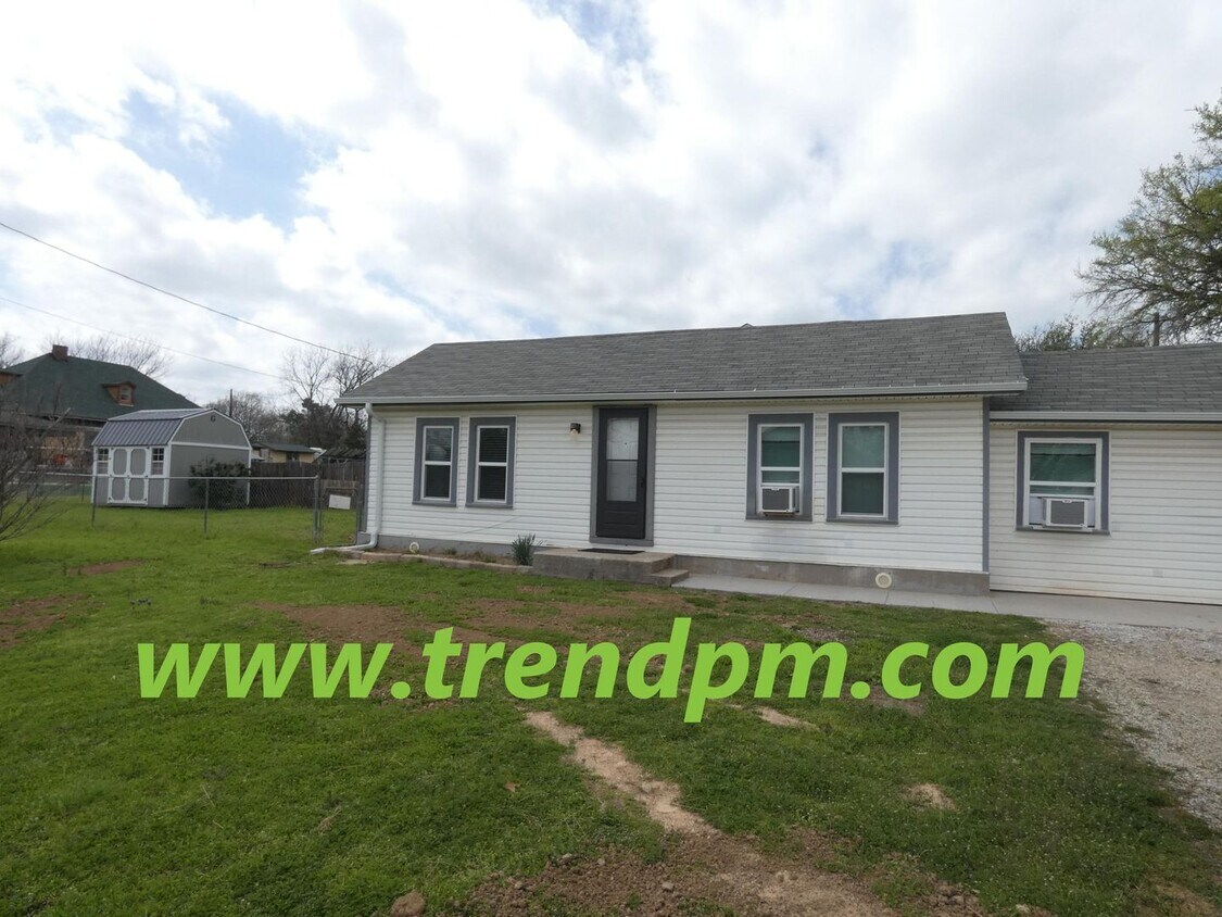 Foto principal - Charming 2 bedroom, 1 bath house on corner...