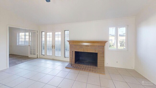 Foto del edificio - Charming 3-Bedroom, 2-Bath Home in Prime Orange Location