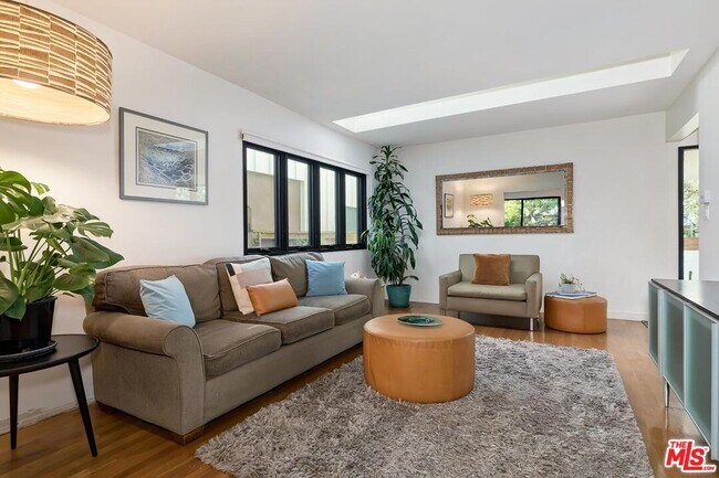 Building Photo - 832 Superba Ave
