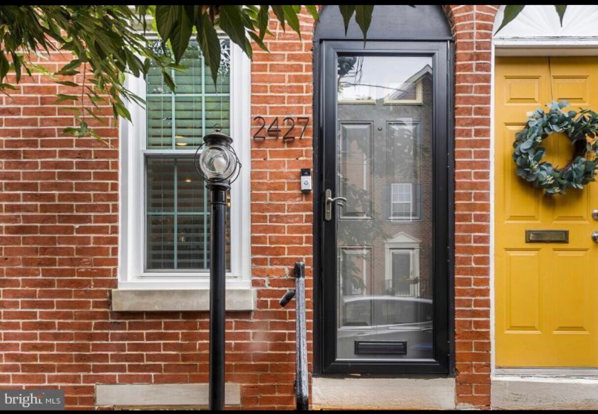 Primary Photo - 2427 E Boston St