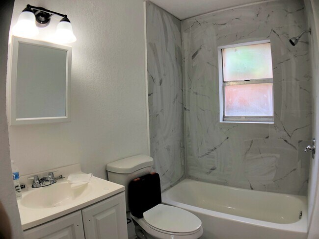 Baño - 2751 NW 27th St