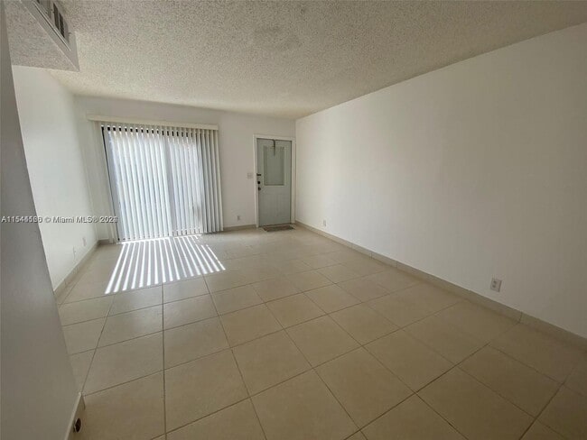 Building Photo - 2631 Riverside Dr