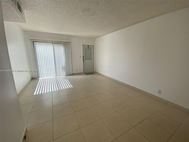 Foto del edificio - 2631 Riverside Dr