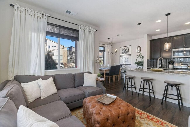 Foto del edificio - 6801 Warren Dr