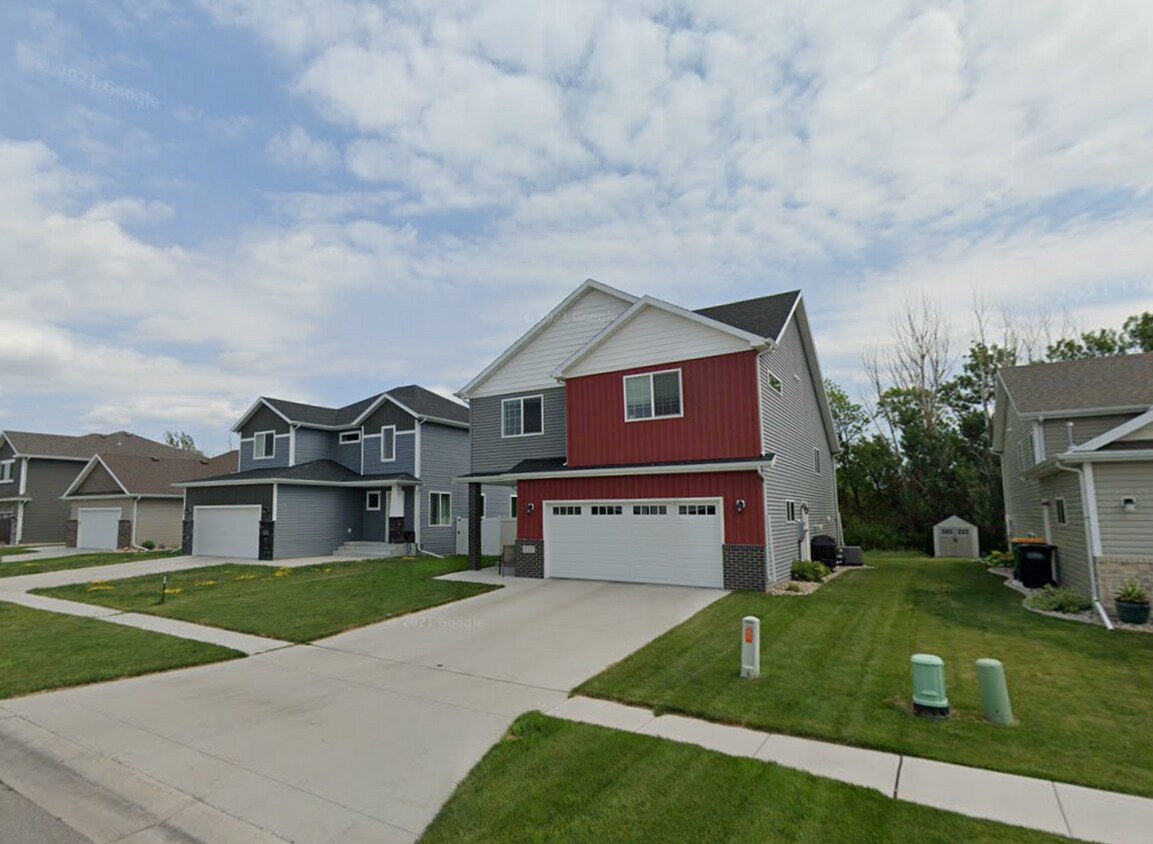 Foto principal - 3 Bed 3 Bath Single Family Home