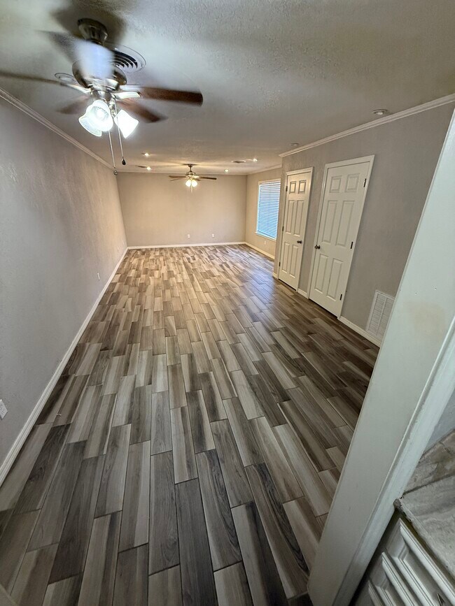 Foto del edificio - 819 Hardy Springs Cir