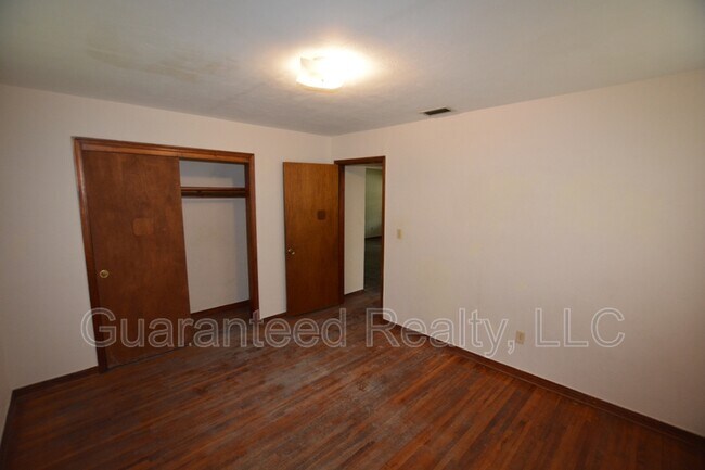 Building Photo - 515 Ariana St