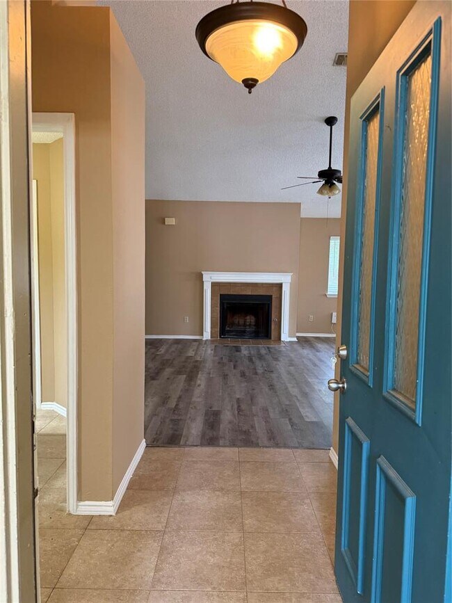 Foto del edificio - 6303 Weeks Cove