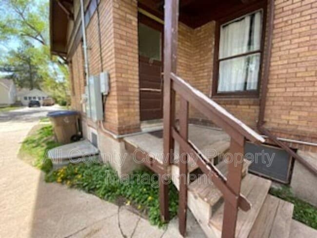 Building Photo - 1319 E Custer St