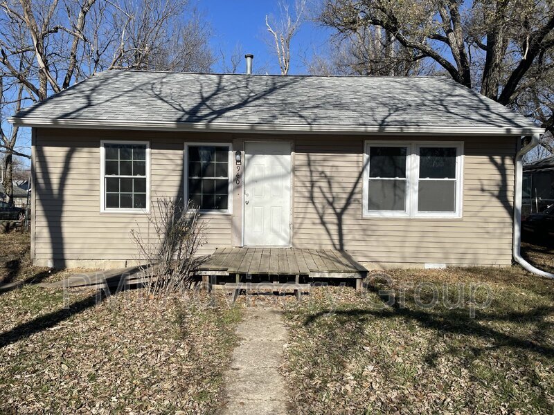 Primary Photo - 940 SE Pinecrest Dr