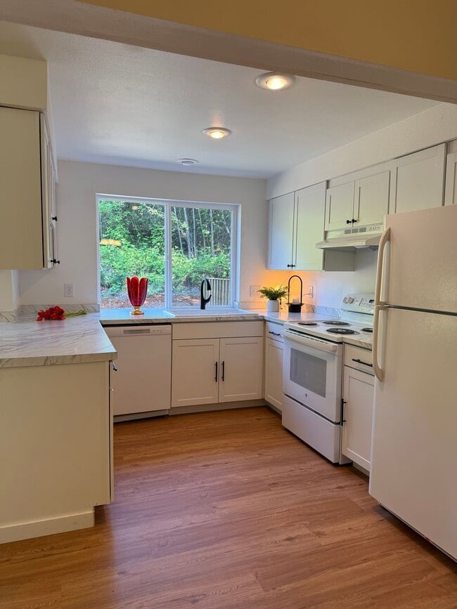 Building Photo - Updated Private Townhouse w/ Plenty of Parking