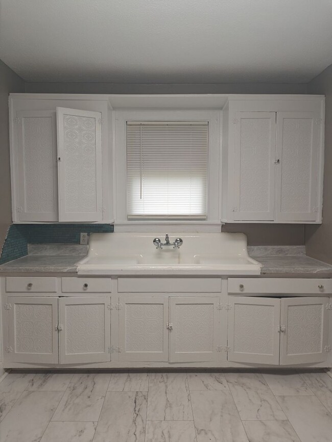 Building Photo - August Special! Application/Reservation Fe...