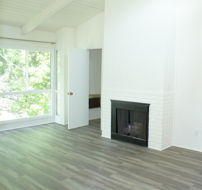 Foto del edificio - 4900 Overland Ave