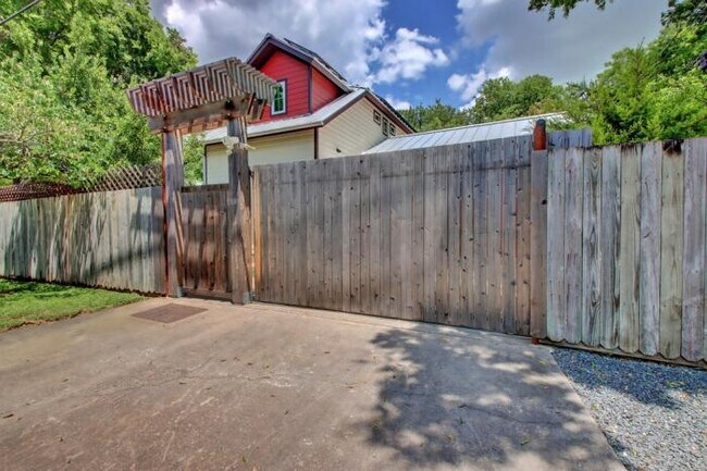 Building Photo - 2 bedroom in Austin TX 78757