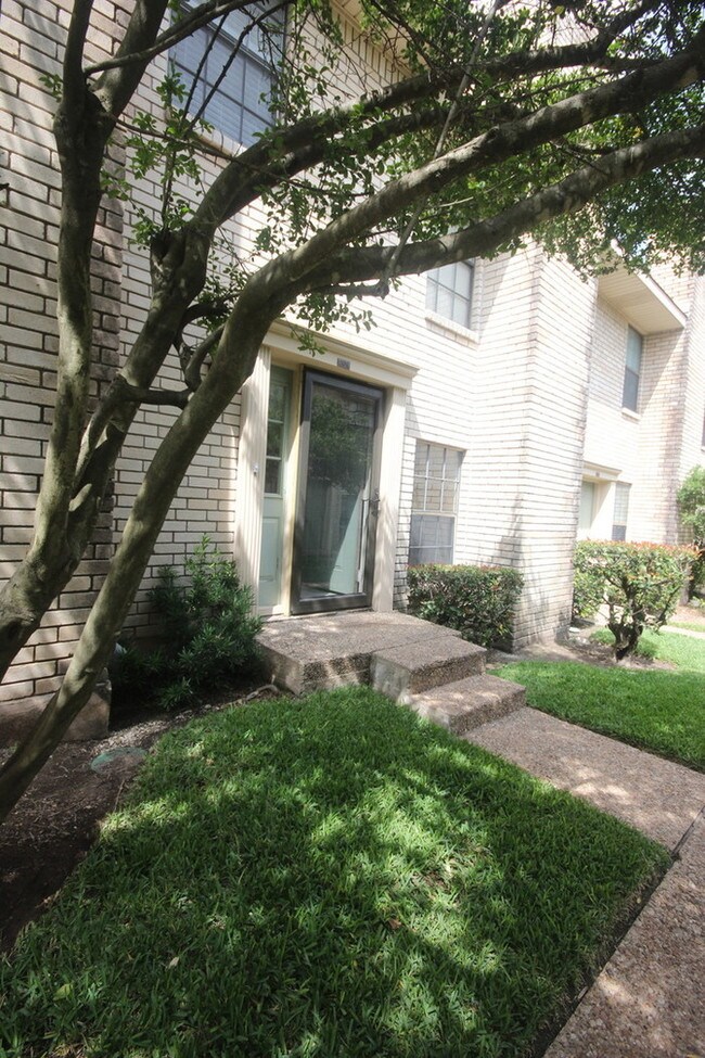 Building Photo - 8400 Jamestown Dr