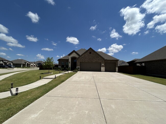 Building Photo - 541 Firethorn Dr