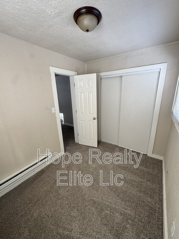 Building Photo - 2534 E St Vrain St