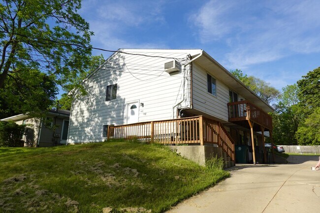 Outside - 622 N Hagadorn Rd