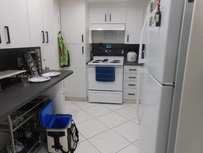 Building Photo - 5005 Collins Ave