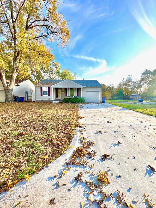 Foto del edificio - Brookside Bungalow Close to shopping, Riverside trails, & Gathering Place!