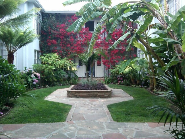 Building Photo - 9933 Robbins Dr