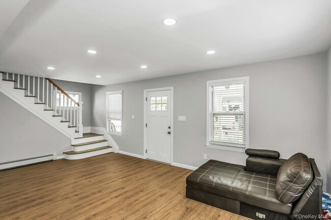 Building Photo - 4 W 11th St