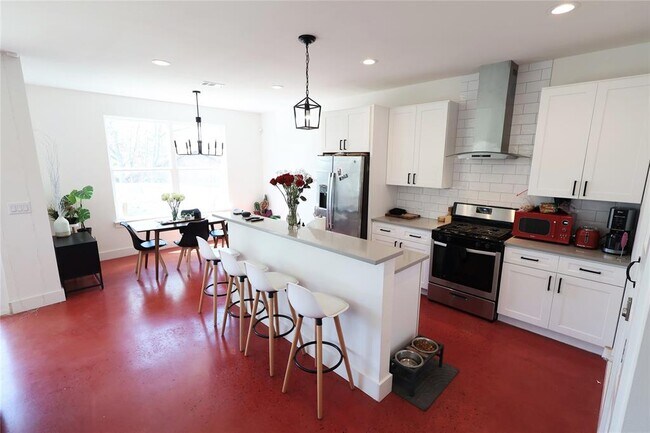 Foto del edificio - 2105 Donahue Ln