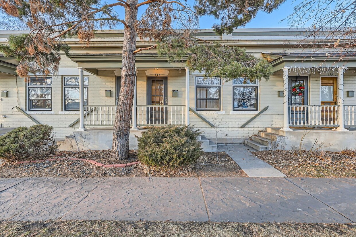 Foto principal - Remodeled furnished Row Home in one of Den...