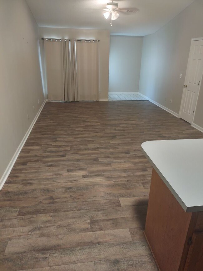 Foto del edificio - Cute Two Bedroom Two Bath Duplex