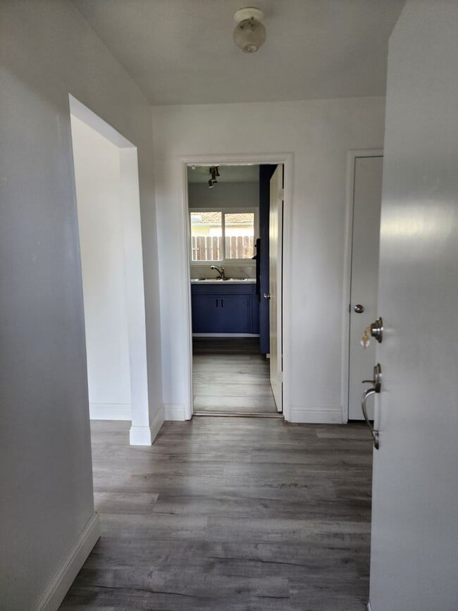 Building Photo - 3 Bedroom 1 and half Bathroom Near Doctors...