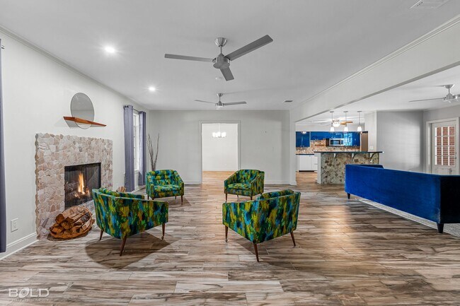 Foto del edificio - UPDATED MID-CENTURY MODERN HOME WITH SPECIAL CHARACTER