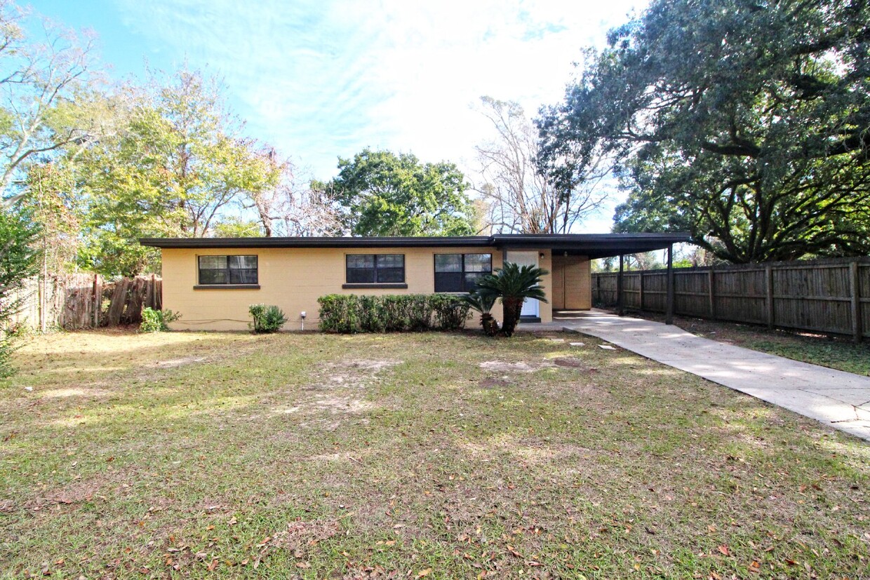 Foto principal - Affordable 3/1 Home in West Pensacola with...